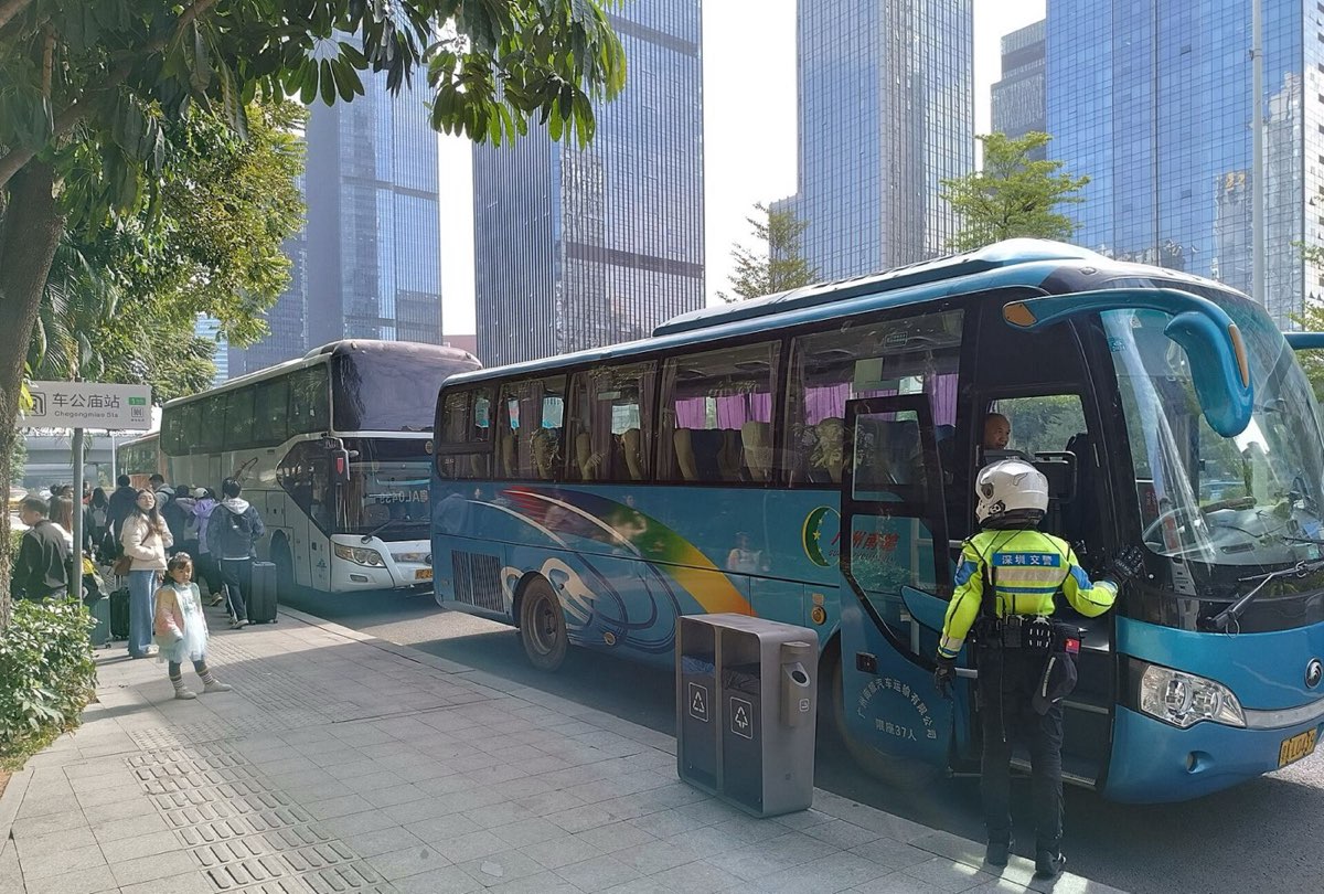 Buss vid en hållplats i staden